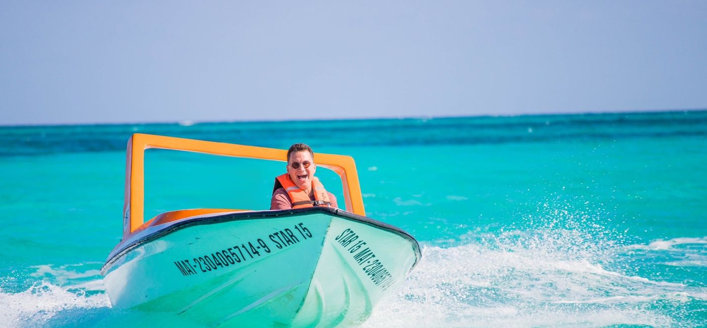 Image: Nomadic luxury travel advisor Steven E. Shulem at the Barracuda Beach Club in Cozumel. (Photo courtesy of Steven E. Shulem)