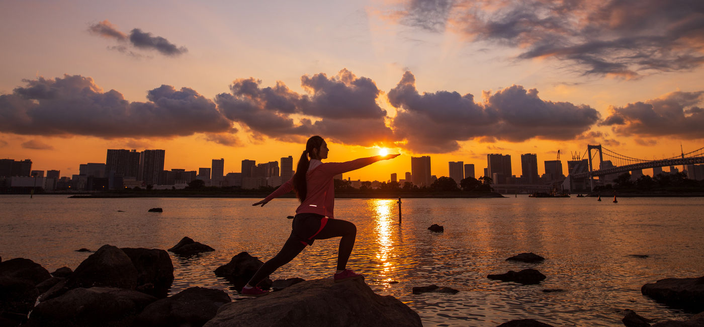 Image: PHOTO: A young female athlete in front of Tokyo's bay. (photo via E+ / Satoshi-K)