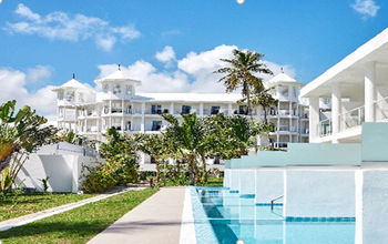 Swim-up junior suites at Riu Palace Macao Hotel