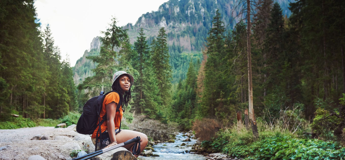 Image: FOTO: Una viajera sola explorando el bosque. Foto de Poland / mapodile)