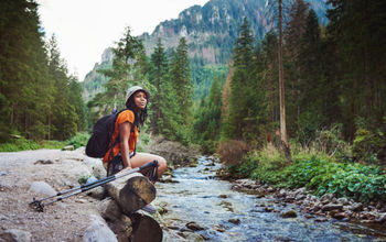 FOTO: Una viajera sola explorando el bosque. Foto de Poland / mapodile)
