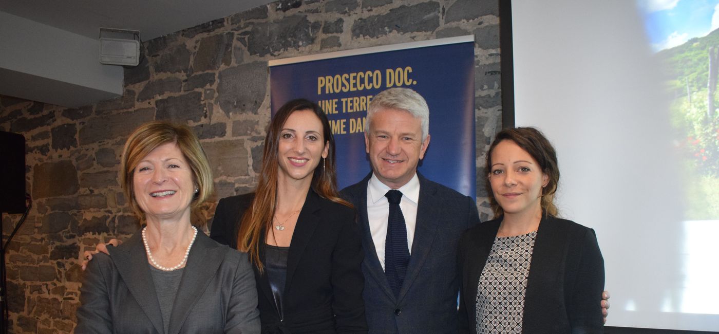 Image: Danielle Virone en compagnie de représentants du Consortium de Prosecco DOC à Montréal (PHOTO: Alexandra Roy)