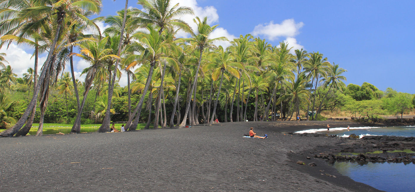 Image: Plage de sable noir de Punaluu, Hawaï. (Photo via Island of Hawaii Visitors Bureau (IHVB) / Kirk Lee Aeder)
