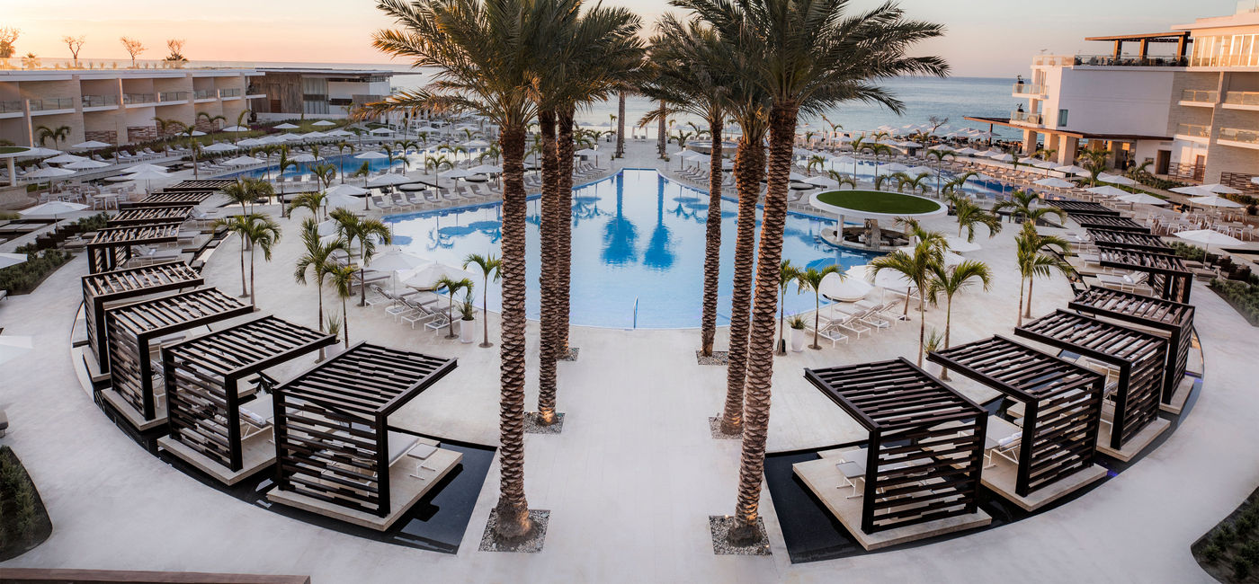 Image: PHOTO: Main pool at Le Blanc Spa Resort in Cancun. (Photo via Palace Resorts)