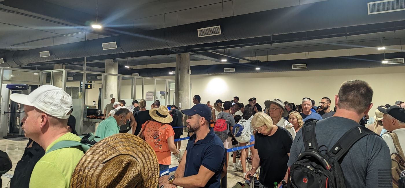 Image: Crowd of people in an airport security line (Photo Credit: Eric Bowman)