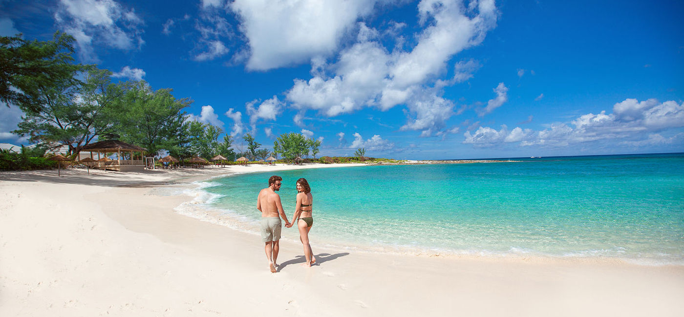 Image: A couple on the beach at Sandals Royal Bahamian. (photo via Sandals Resorts (Sandals Resorts)