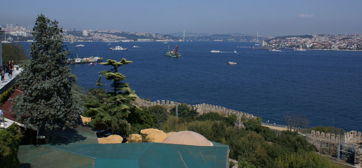 Image: PHOTO: The Bosphorus Strait, Istanbul, Turkey. (photo via Flickr/alex.ch)