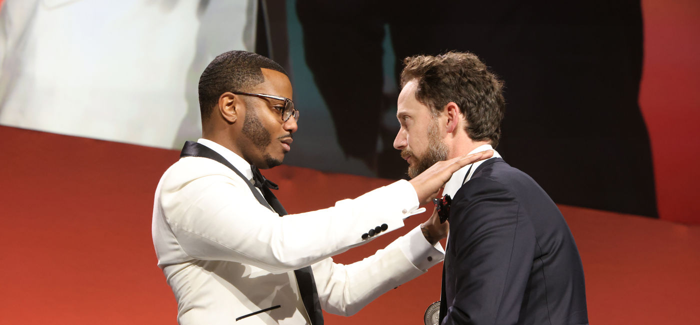 Image: Chef and 2022 James Beard Awards host Kwame Onwuachi (left) presents a James Beard Award to another chef (right). (photo via James Beard Foundation) ((photo via James Beard Foundation))