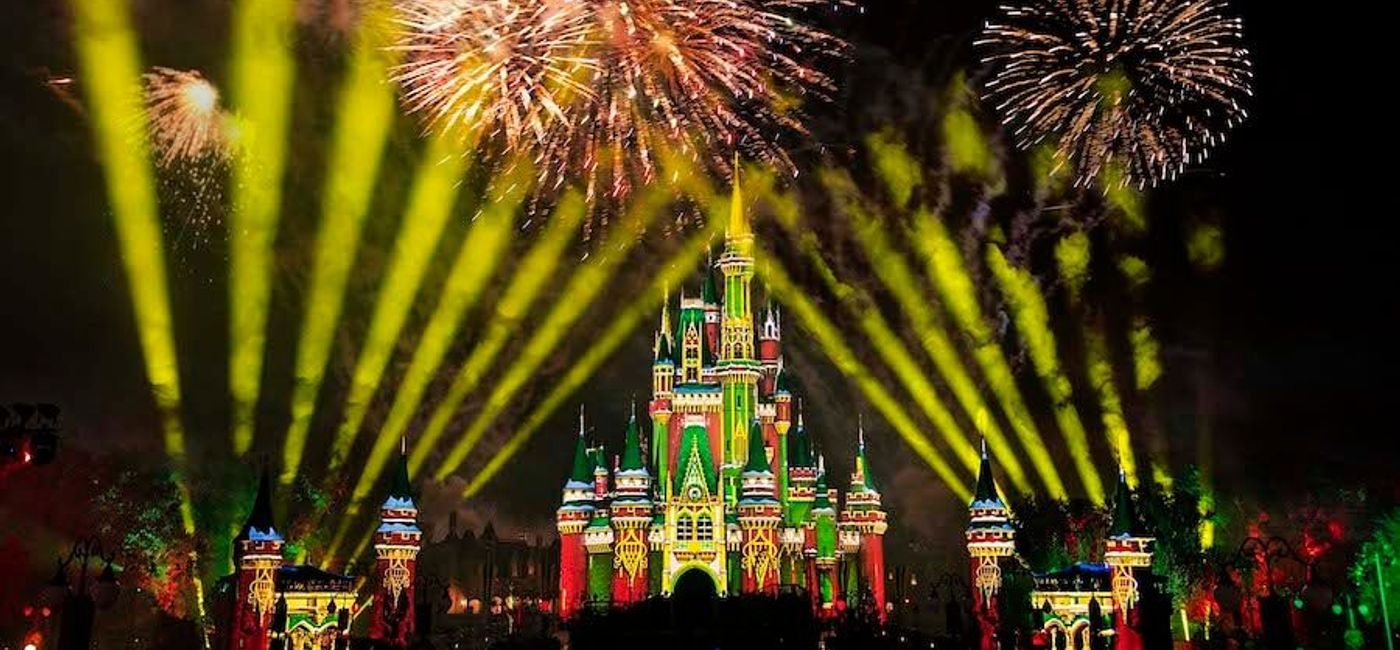 Image: Minnie’s Wonderful Christmastime Fireworks. (photo via Walt Disney World Resort Media)