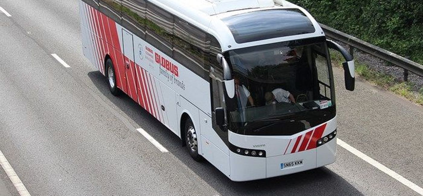 Image: PHOTO: A Globus tour bus ferrying tourists to the next point of interest. (photo via Flickr/EDDIE)