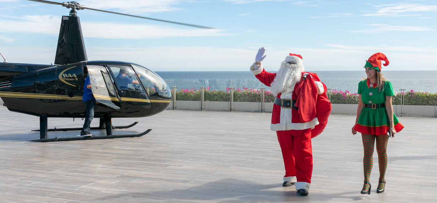 Image: PHOTO: Santa arriving in style. (photo via Velas Resorts)