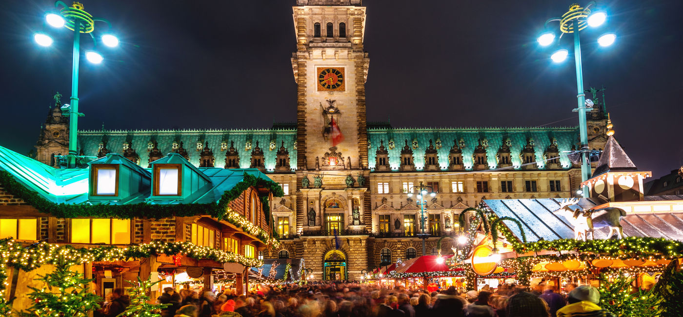 Image: Marché de Noël à Hambourg. (Photo via Juergen Sack / iStock / Getty Images Plus)