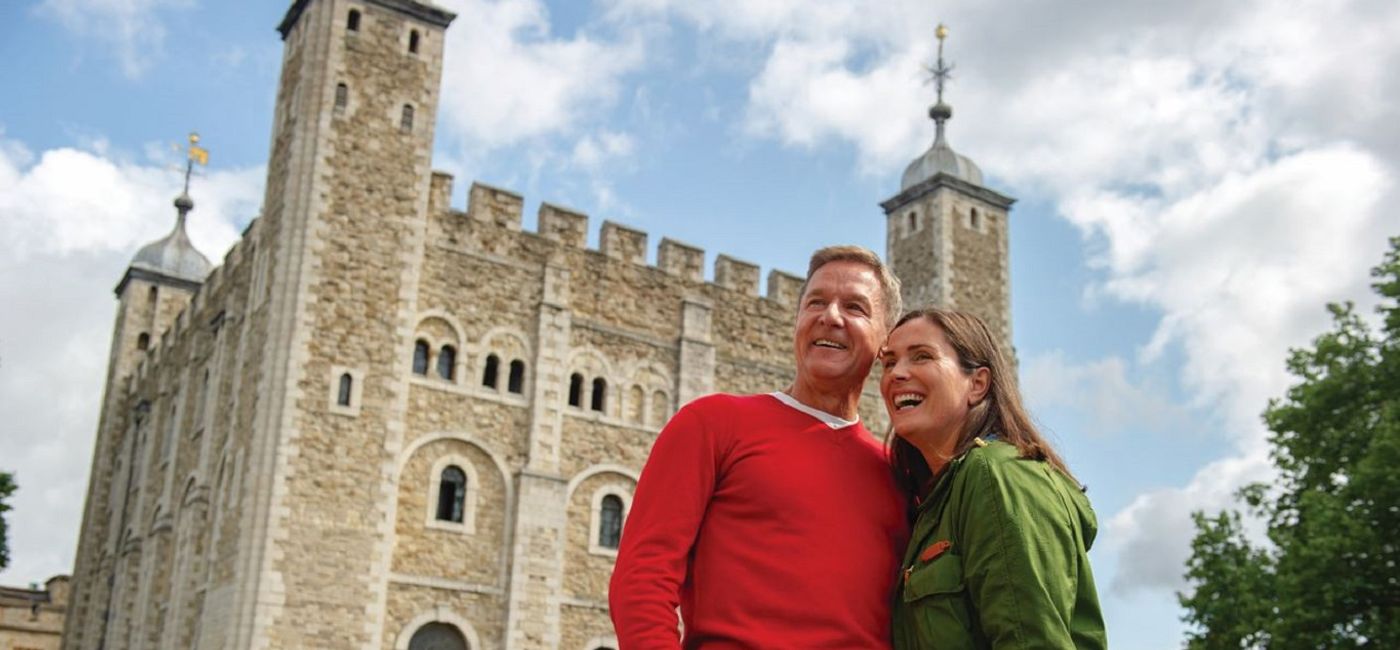 Image: A couple by the Tower of London. (photo via CIE Tours)