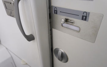 Airplane lavatory