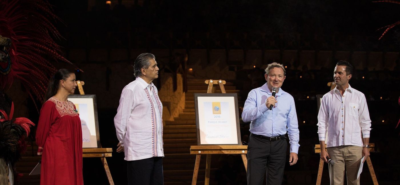 Image: PHOTO: CEO and Founder of EarthCheck Stewart Moore delivers the honors.  (Xcaret)