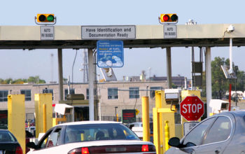 Congested U.S. and Canadian border crossing.