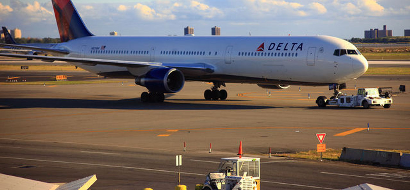 Image: PHOTO: Delta Air Lines flight on JFK tarmac. (photo via Flickr/dmytrok)