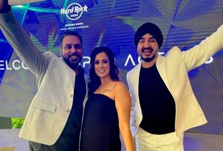 Deepa Mahal de IrockWeddings, son conjoint et Jatinder Singh de Hype Travel