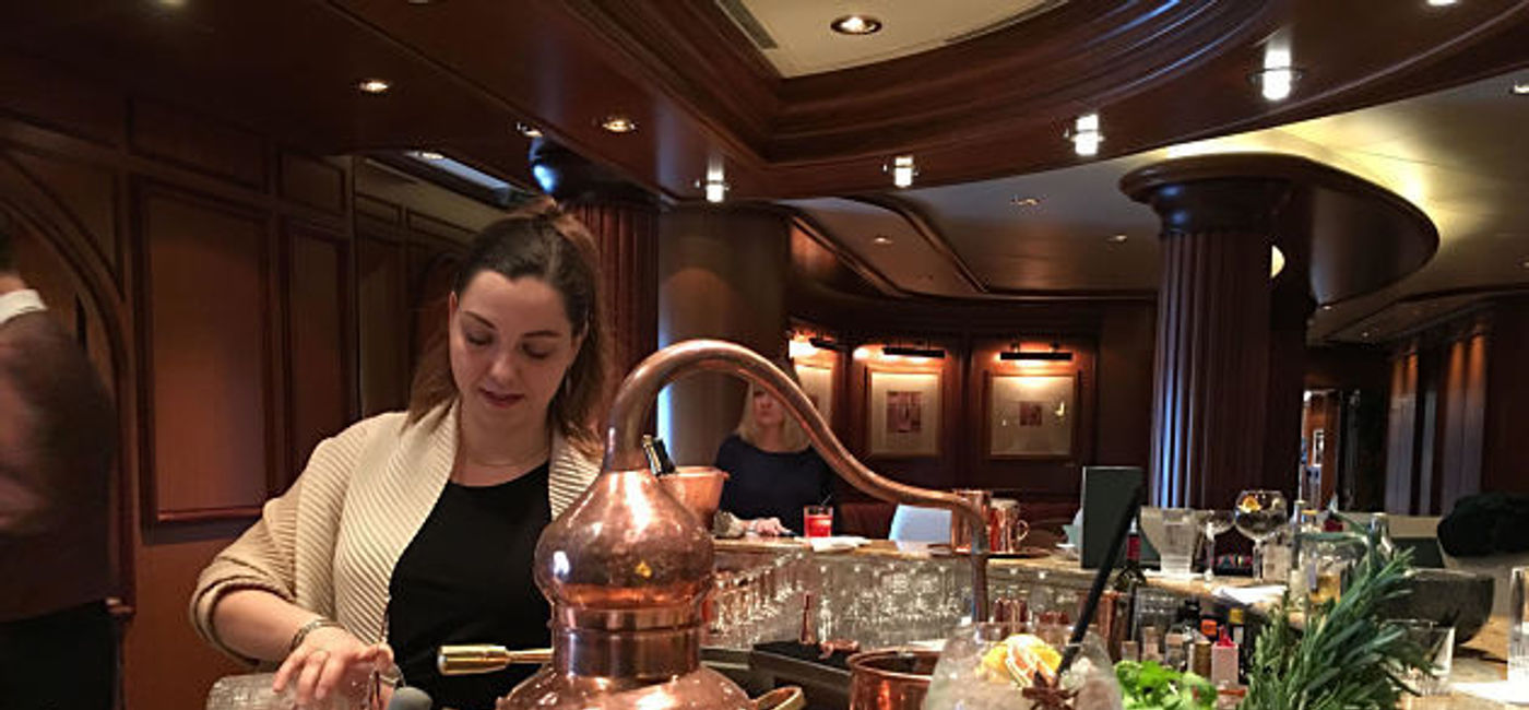 Image: PHOTO: Midships Lounge on Cunard's Queen Victoria is featuring a new 'Gin & Fizz' spirits menu. (photo by Charu Suri)