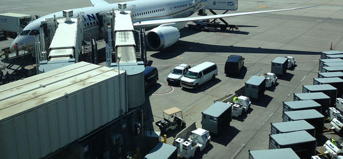 Image: PHOTO: A United Airlines 787 Dreamliner at the gate. (photo via Flickr/Alan Light)