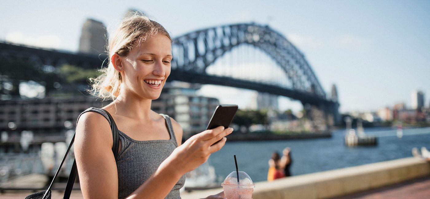 Image: Une femme voyageant seule à Sydney, en Australie. (PHOTO: courtoisie de SolStock/E+/Getty Images)