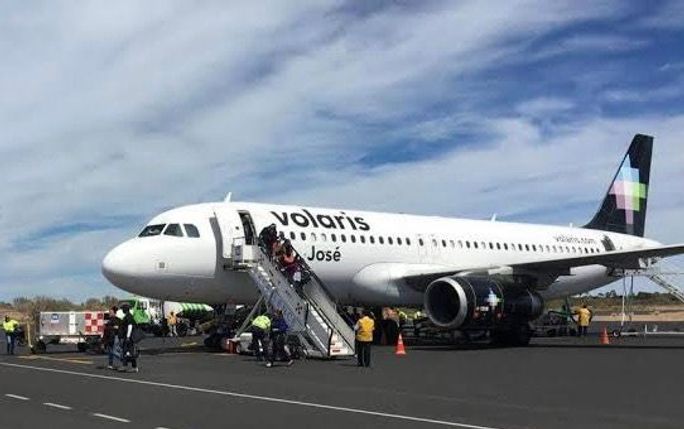 Avión de Volaris con descenso de pasajeros. (Foto de Volaris)