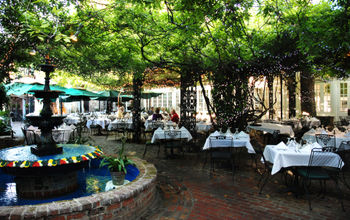 A dining courtyard in New Orleans