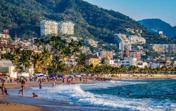Este año el Aeropuerto Internacional de Puerto Vallarta ha recibido 6,824 frecuencias aéreas y más de 314 mil pasajeros. (Photo via: iStock/Getty Images Plus/axl5188).