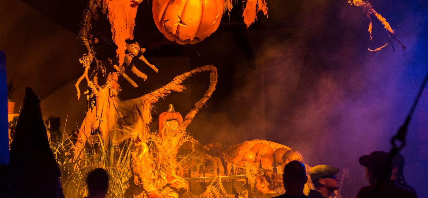 Image: PHOTO: A scary tableau during Universal's Halloween Horror Nights (Photo via Universal)