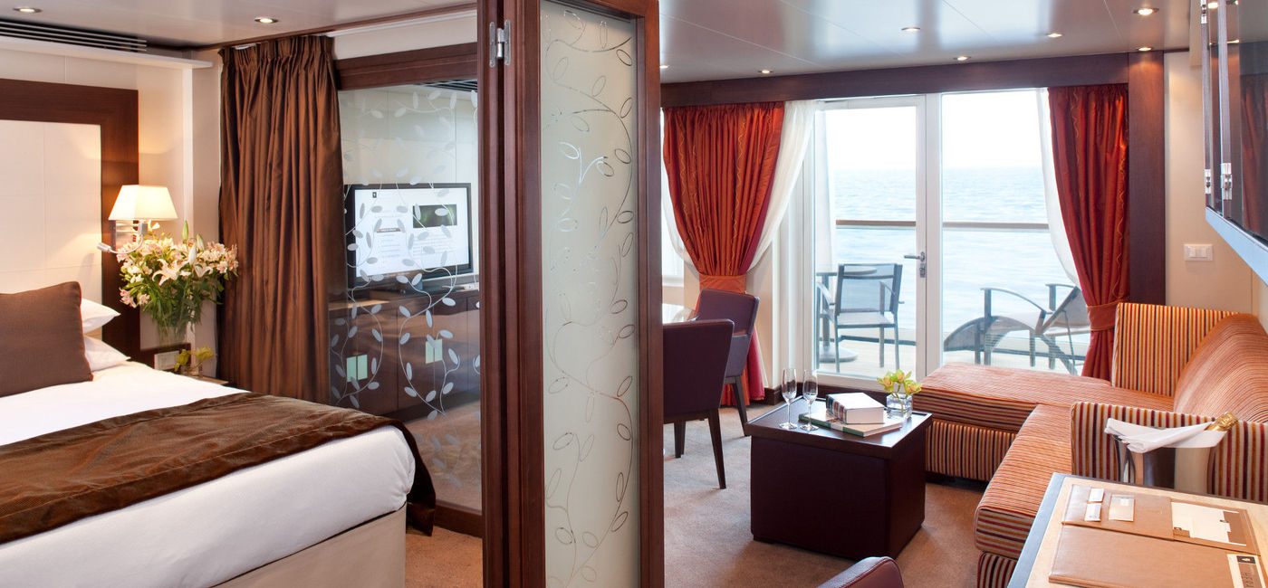 Image: One of the many suites guests can be treated to aboard the Seabourn cruises (photo via Seabourn)