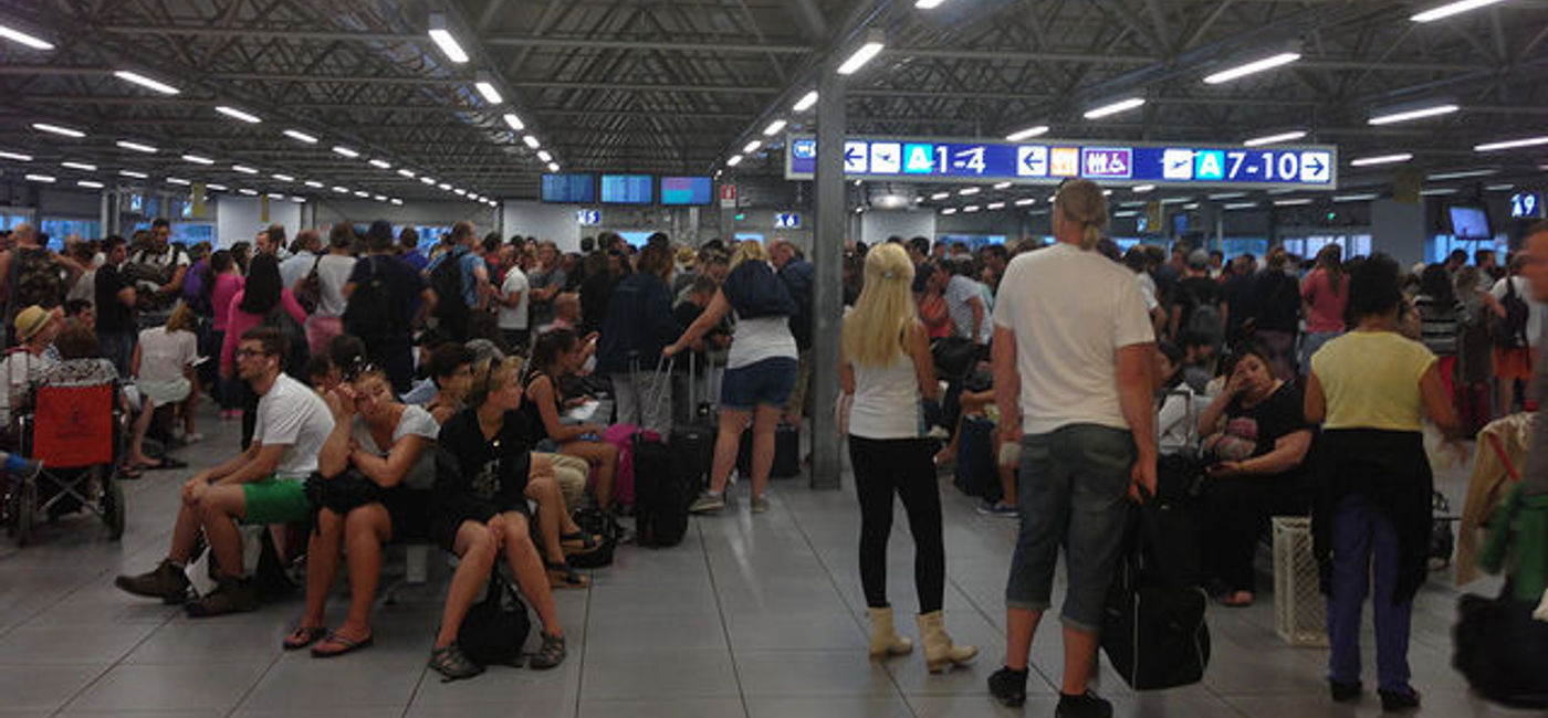 Image: PHOTO: Crowds of delayed fliers in US airport terminals is a common sight thanks to Winter Storm Grayson. (photo via Flickr/Sean MacEntee)