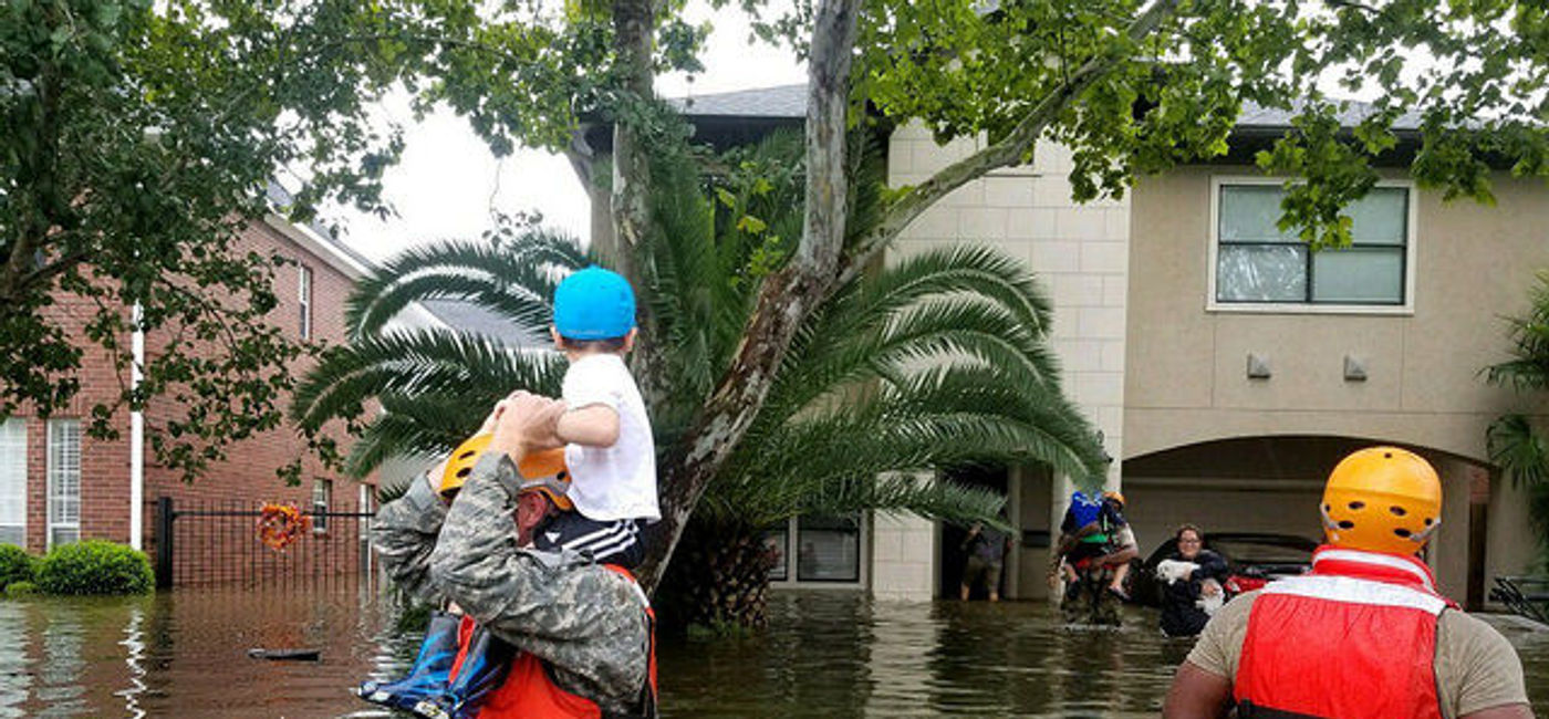 Image: PHOTO: Texas National Guard soldiers helping Houston flood victims. (photo via Flickr/Texas Military Department)