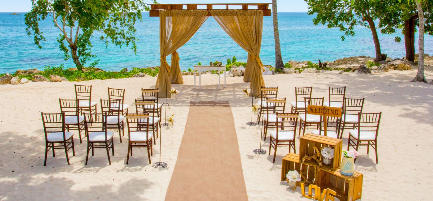 Image: Hilton La Romana's beach gazebo wedding set up. (Playa Hotels & Resorts)