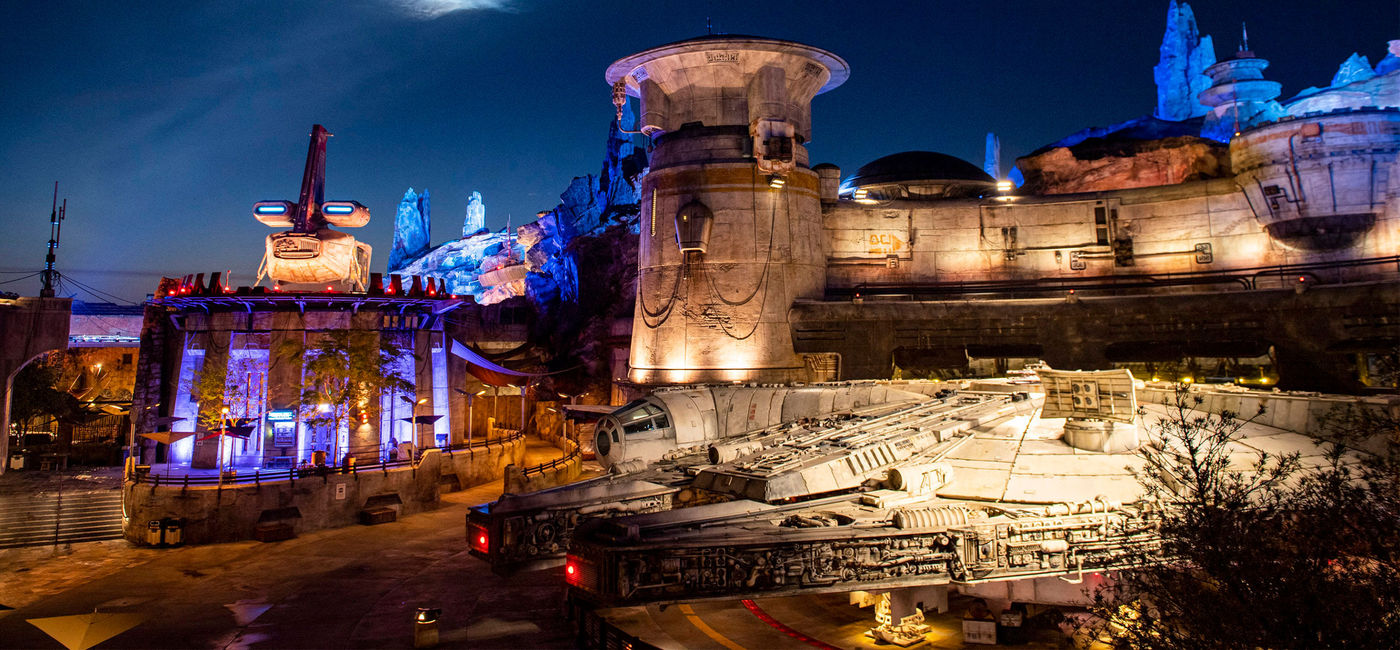 Image: A nighttime outlook onto Black Spire Outpost at Star Wars: Galaxy's Edge. (Source: Disney Parks)