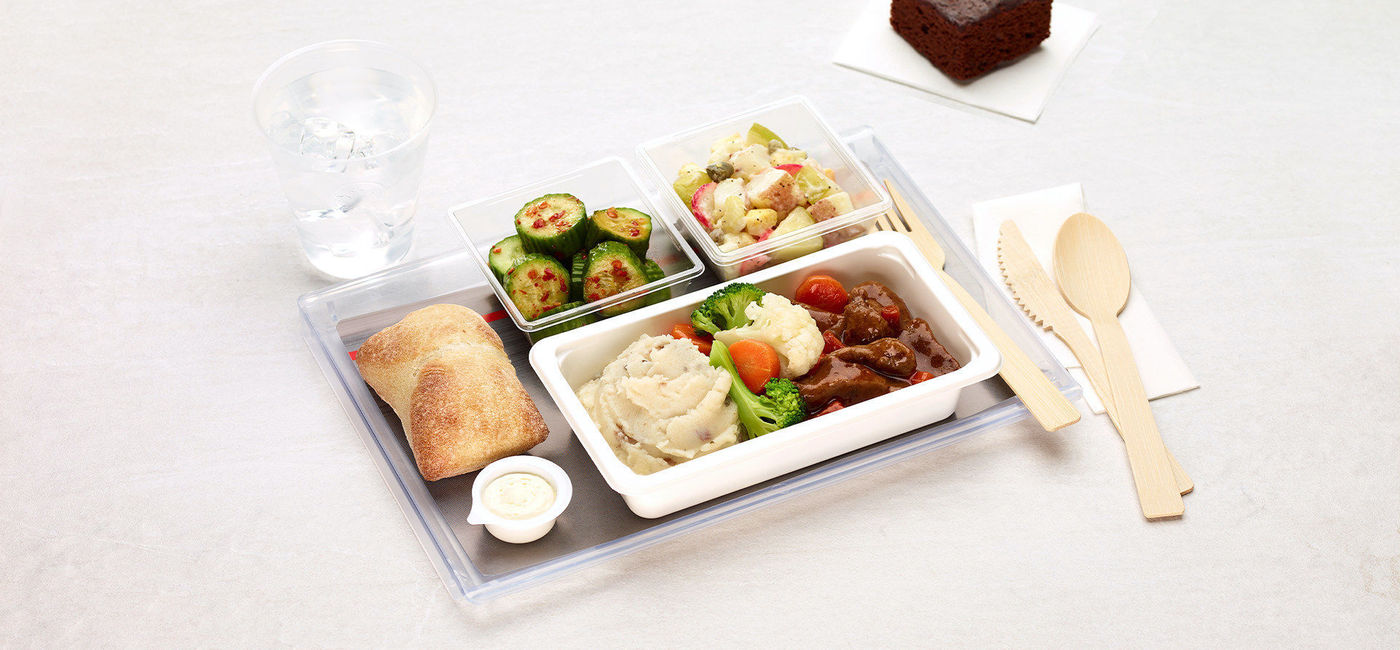 Image: Starting November 1, Economy Class dining on all international flights departing Canada is being revamped to feature a hot entree created for Air Canada by Montreal Chef Jérôme Ferrer (Air Canada)