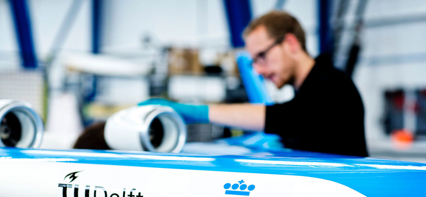 Image: PHOTO: Engineer working on a scale model of the Flying-V. (Photo courtesy of KLM) (KLM/TU Delft)