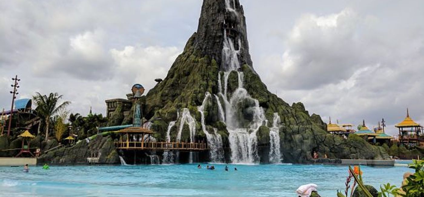 Image: PHOTO: The 200-foot volcano at Universal's water theme park, Volcano Bay. (photo by Eric Bowman)
