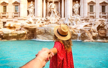 La Fuente de Trevi, en Roma, es uno de los sitios más buscados por los enamorados en el planeta. (Photo via: hocus-focus/E+).