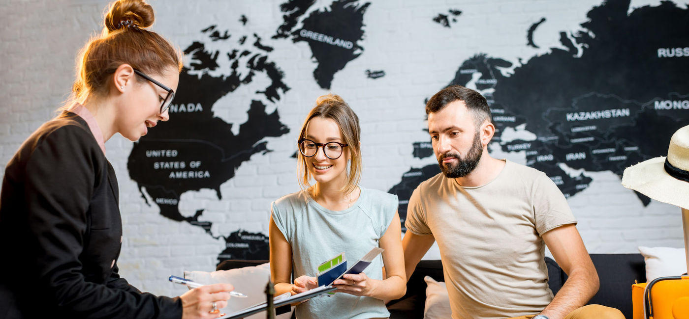 Image: Un bureau d'agence de voyages. (PHOTO: iStock/Getty Images Plus/RossHelen)
