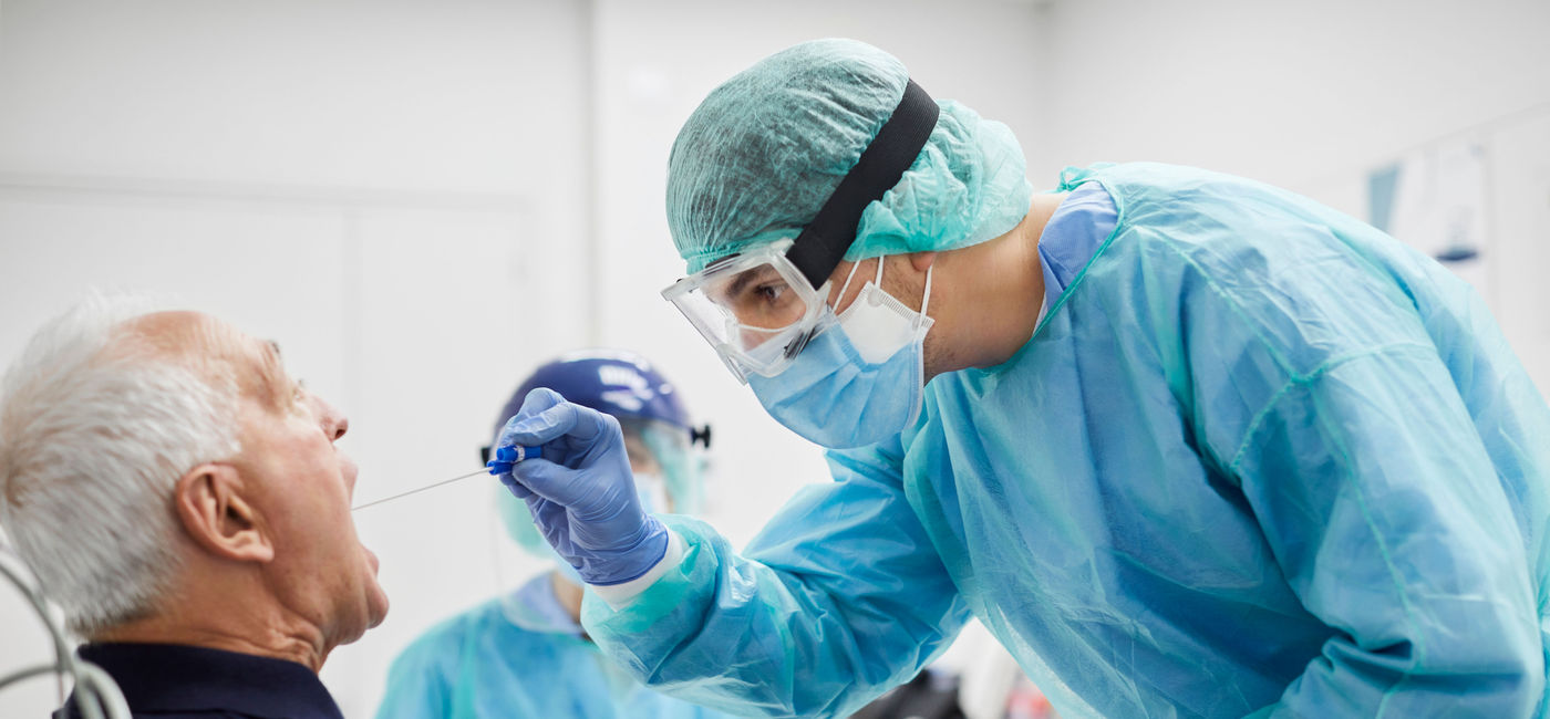 Image: Un docteur qui teste un patient pour la Covid. (photo via Morsa Images / E+)