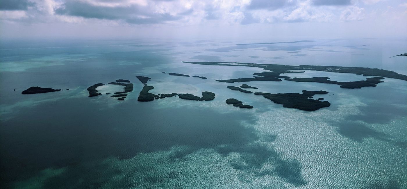 Image: PHOTO: Small islands off the coast of Belize. (photo via Alex Temblador)
