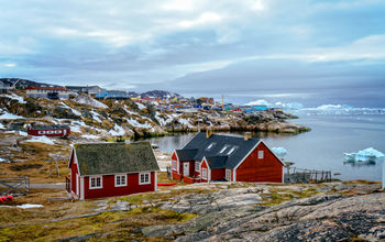 Traditional house in Greenland (Explora_2005 / iStock / Getty Images Plus)
