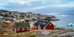 Traditional house in Greenland (Explora_2005 / iStock / Getty Images Plus)
