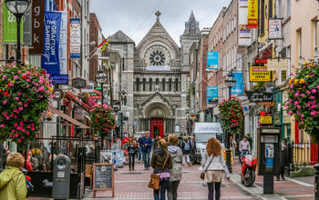 Shoppers on Grafton Street. Dublin, Ireland (photo via jamegaw / iStock / Getty Images Plus)