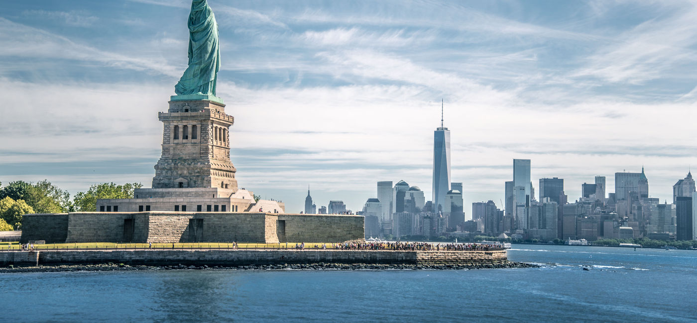 Image: World Yacht?July Fourth Dinner Cruise will take participants past the Statue of Liberty, the Manhattan skyline, and the Brooklyn Bridge. (photo via spyarm/iStock/Getty Images Plus) (spyarm / iStock / Getty Images Plus)