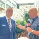 John Kirk discute avec Éric St-Pierre à bord du Wonder of the Seas