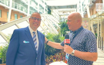 John Kirk discute avec Éric St-Pierre à bord du Wonder of the Seas