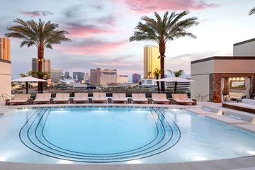 vegas-vip-resorts-world-pool