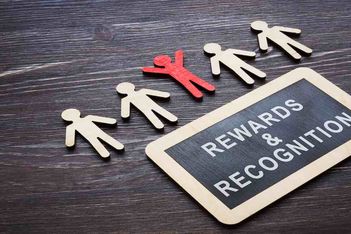 Top 10 Differences Between Employee Rewards and Recognition