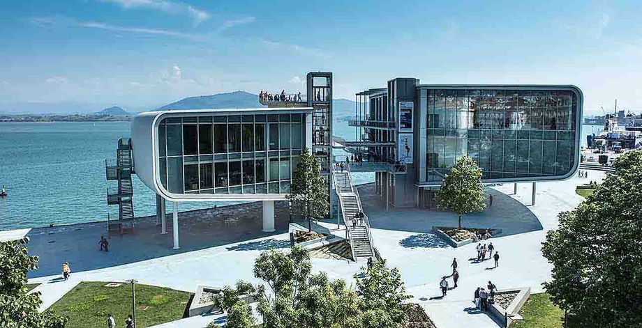 The Centro Botin Centre offers an auditorium for 300 people, classrooms and a rooftop terrace to enjoy the breathtaking views of Santander and its Bay.